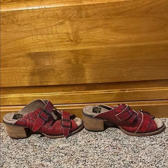 Freebird caprice size 8 Red Croc-Embossed Buckle Sandals - Picture 3 of 6